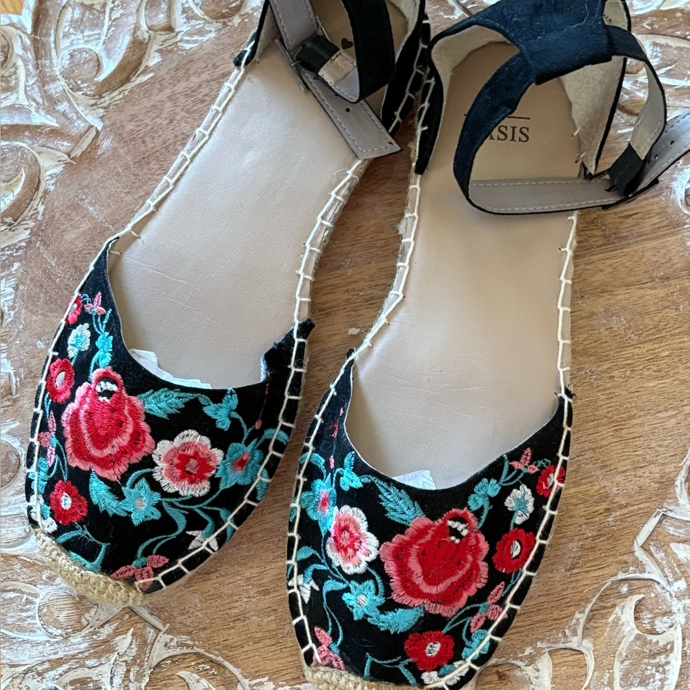 Oasis Floral Espadrilles in Black Faux Suede. Size 9 (40). NWOT!